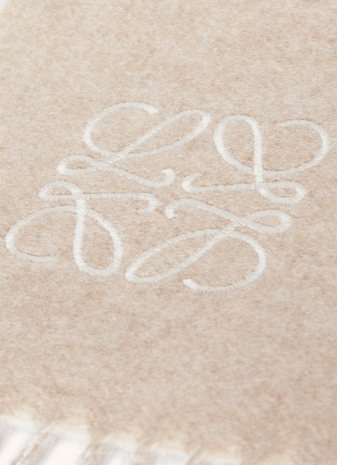 LOEWE Anagram sjaal in kasjmierblend 180 x 30 cm - detail 2 zand