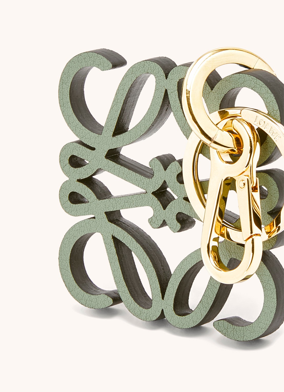LOEWE Anagram sleutelhanger van kalfsleer - detail 2 lindegroen