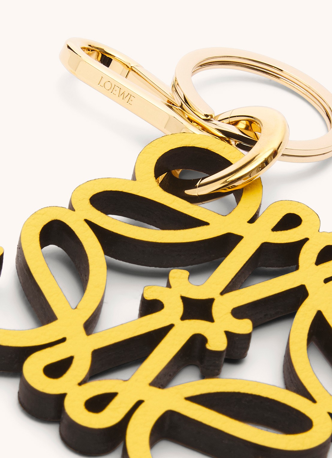 LOEWE Anagram sleutelhanger van kalfsleer - detail abrikoos