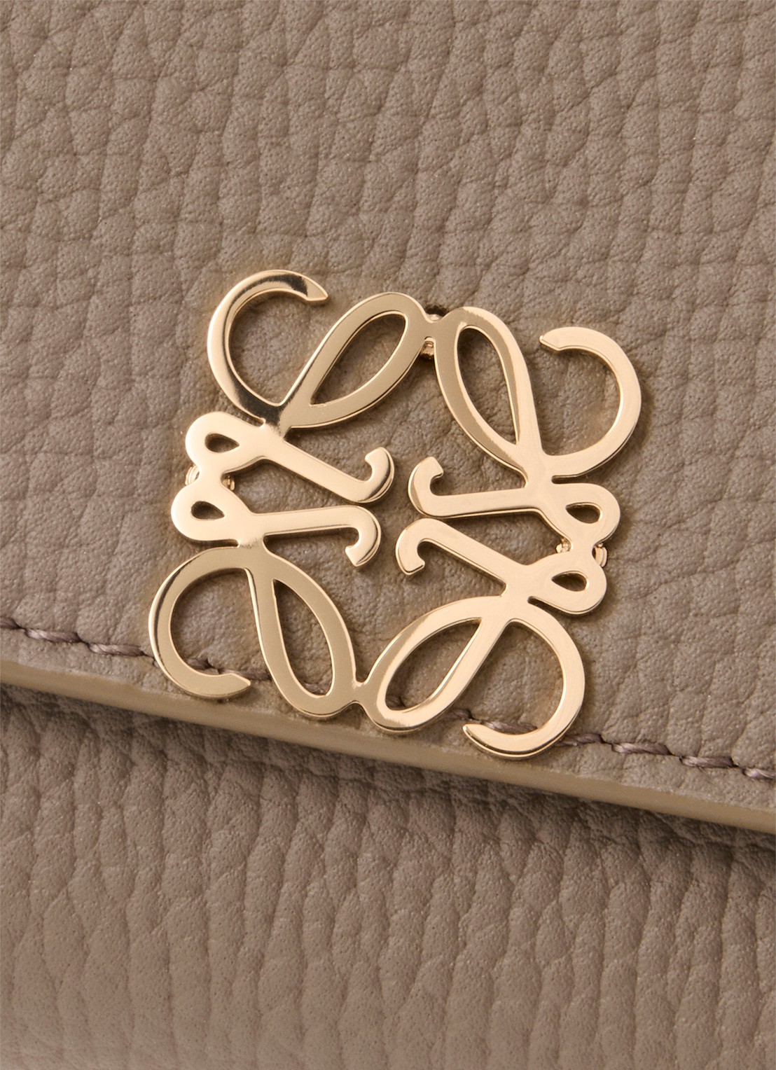 LOEWE Anagram Small portemonnee van kalfsleer - detail 3 taupe