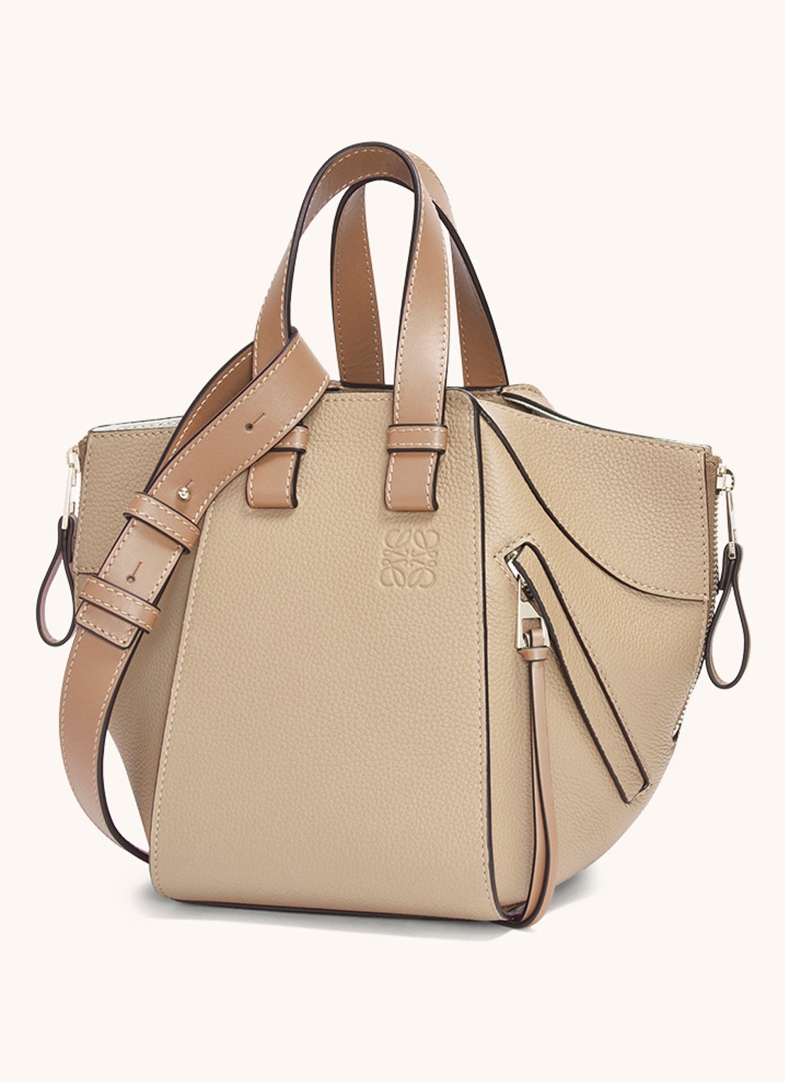 LOEWE Compact Hammock handtas van kalfsleer - achterkant zand