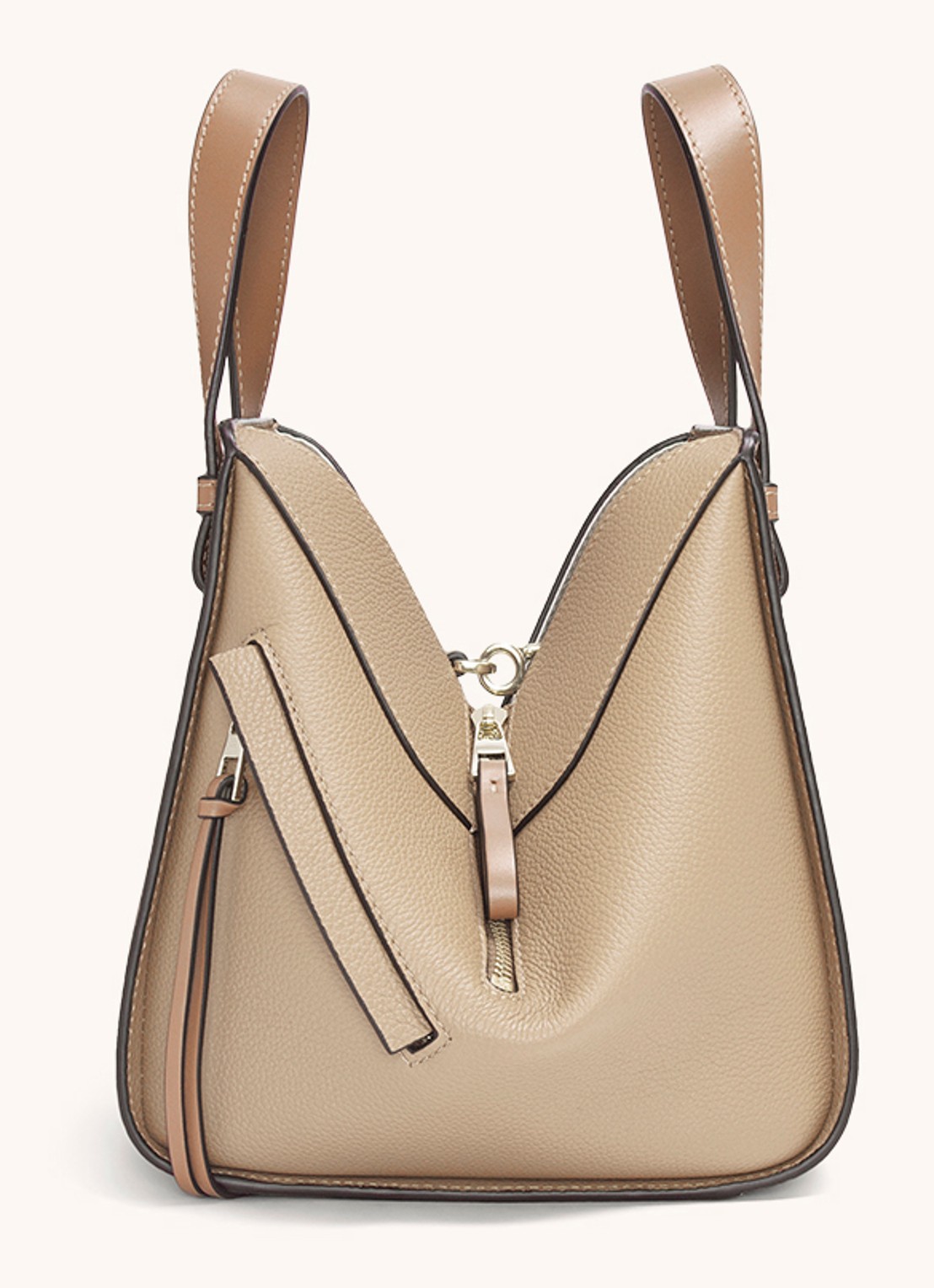 LOEWE Compact Hammock handtas van kalfsleer - detail 4 zand