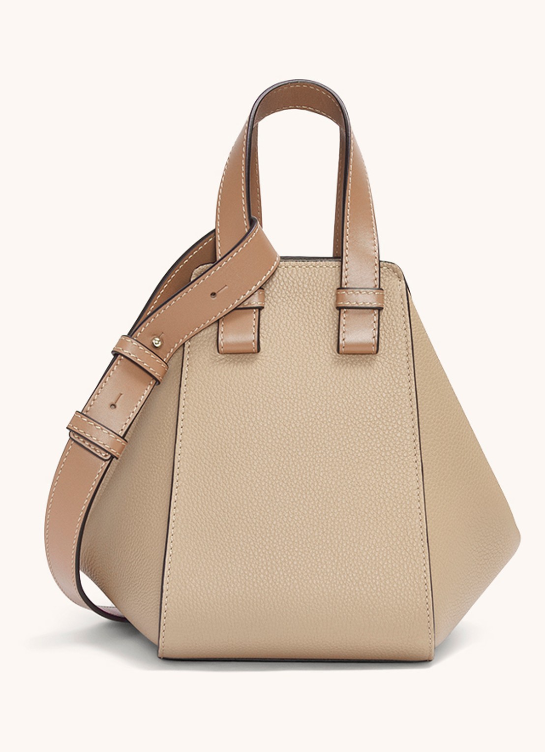 LOEWE Compact Hammock handtas van kalfsleer - detail 5 zand