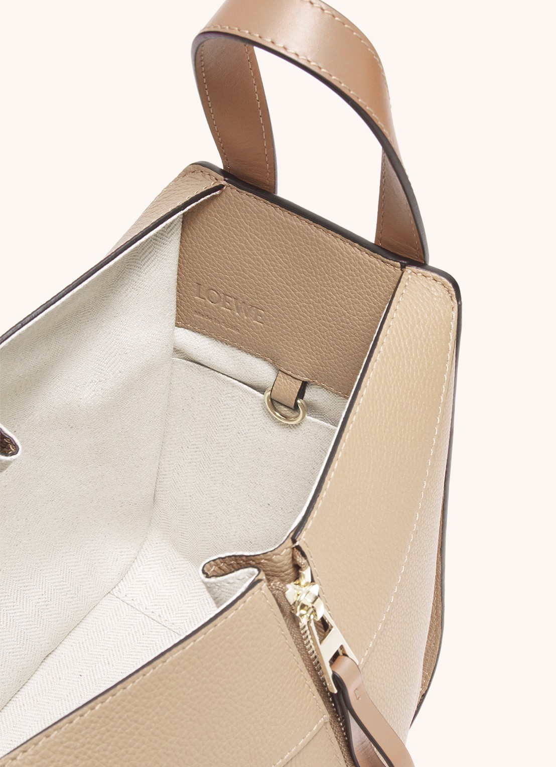 LOEWE Compact Hammock handtas van kalfsleer - detail 7 zand