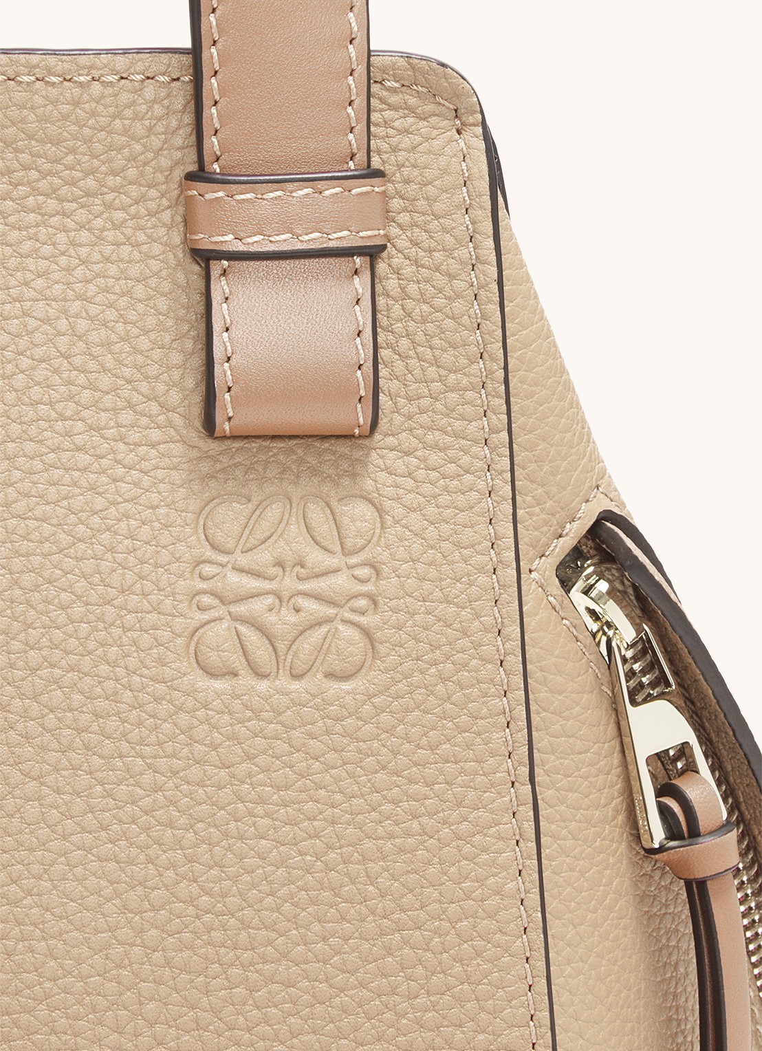 LOEWE Compact Hammock handtas van kalfsleer - detail 8 zand