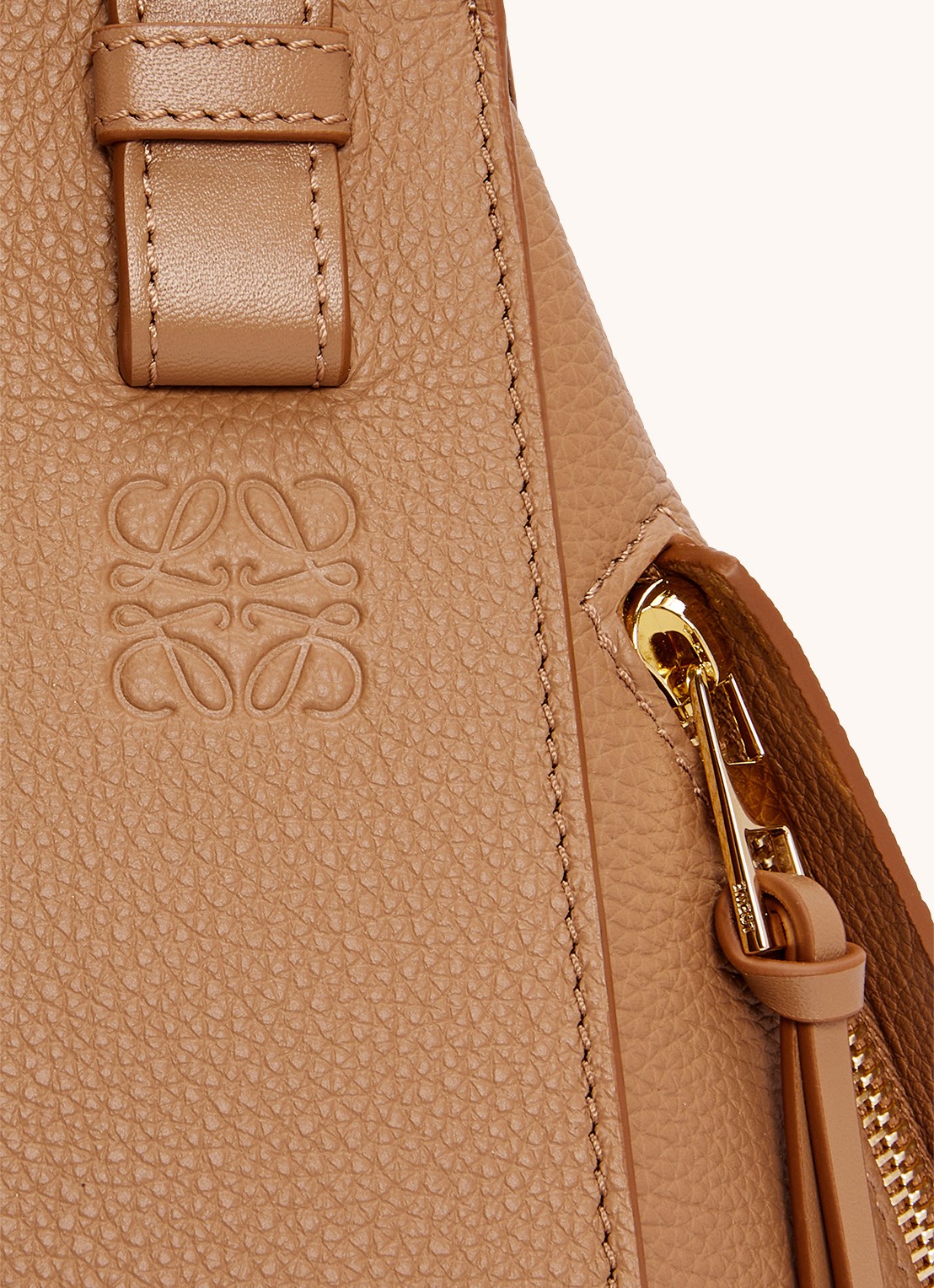 LOEWE Compact Hammock handtas van kalfsleer - detail 8 lichtbruin