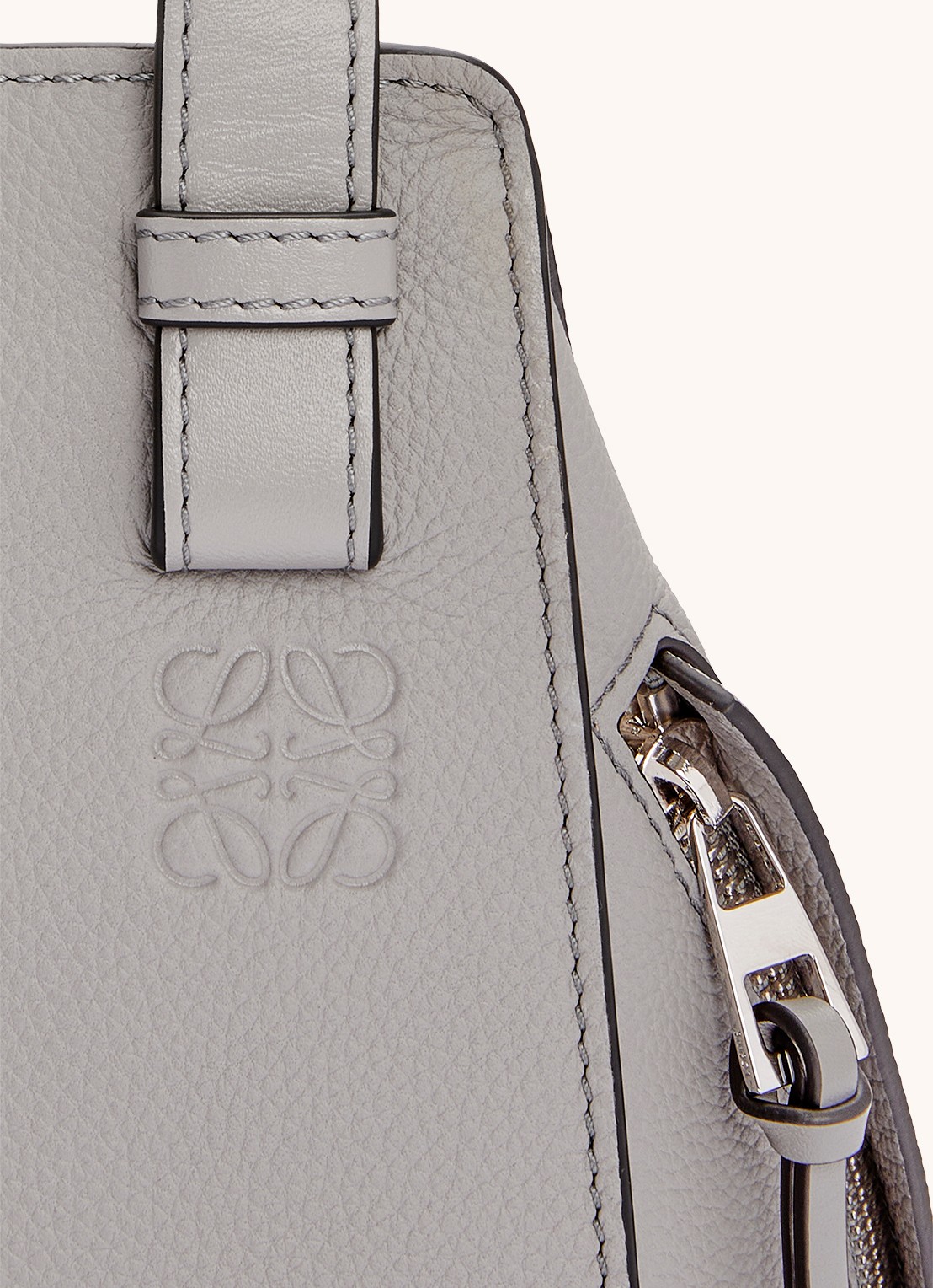 LOEWE Compact Hammock handtas van kalfsleer - detail 8 lichtgrijs