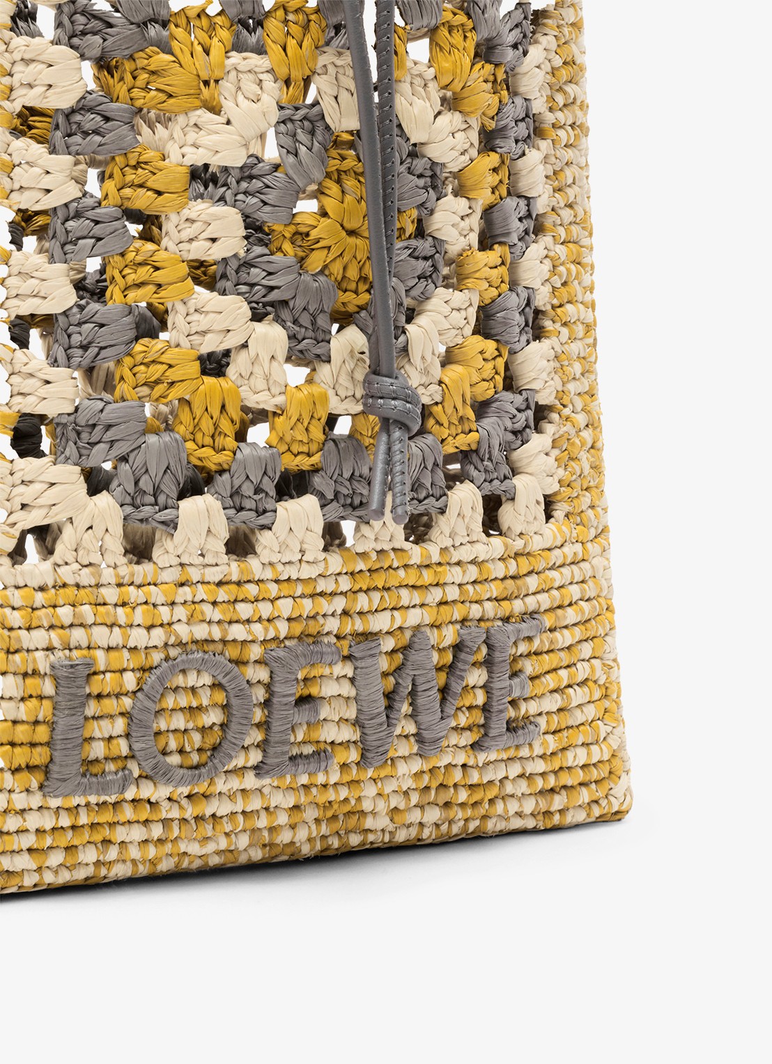 LOEWE Crossbodytas van raffia met logo - detail 5 mosterd