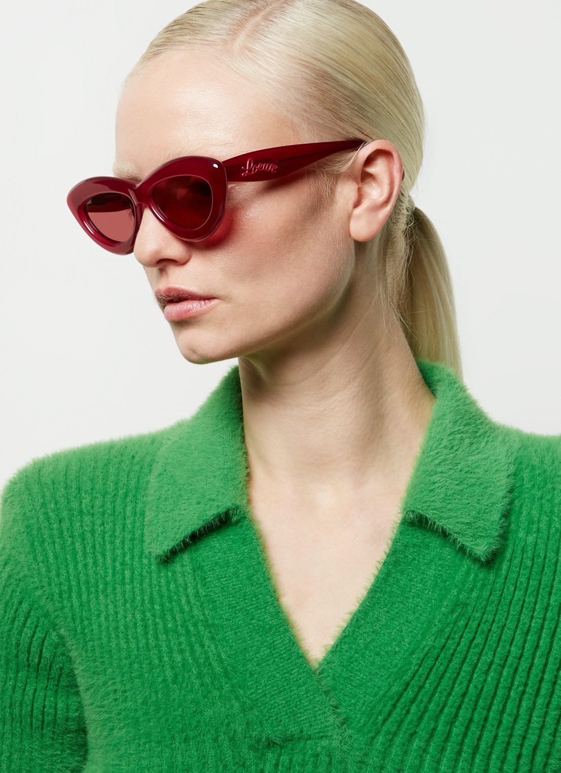 LOEWE Curvy zonnebril LW40096I - voorkant 2 kersenrood
