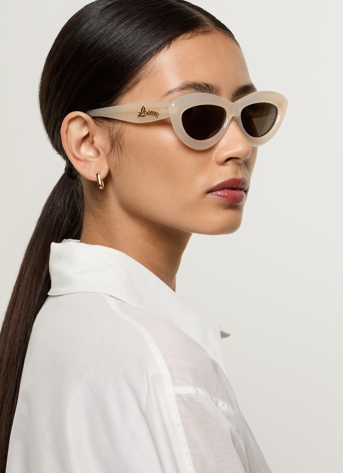 LOEWE Curvy zonnebril LW40096I - voorkant 2 gebroken wit