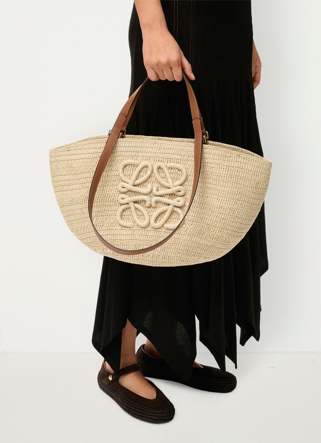 LOEWE Eclipse Medium shopper van raffia met logo - voorkant 3 beige