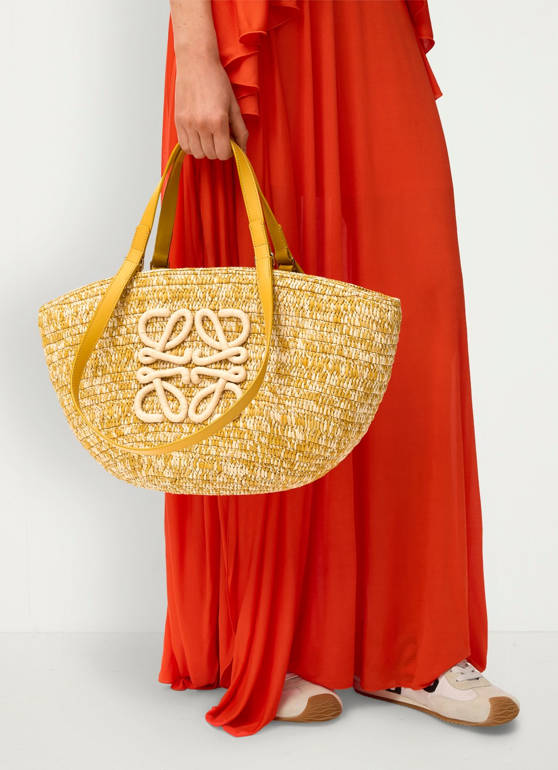 LOEWE Eclipse Medium shopper van raffia met logo - detail 8 mosterd