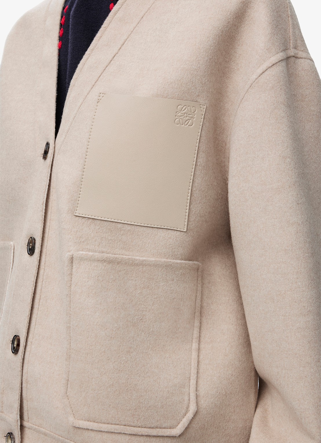 LOEWE Fijngebreid vest in kasjmierblend met opgestikte zakken - detail 5 zand