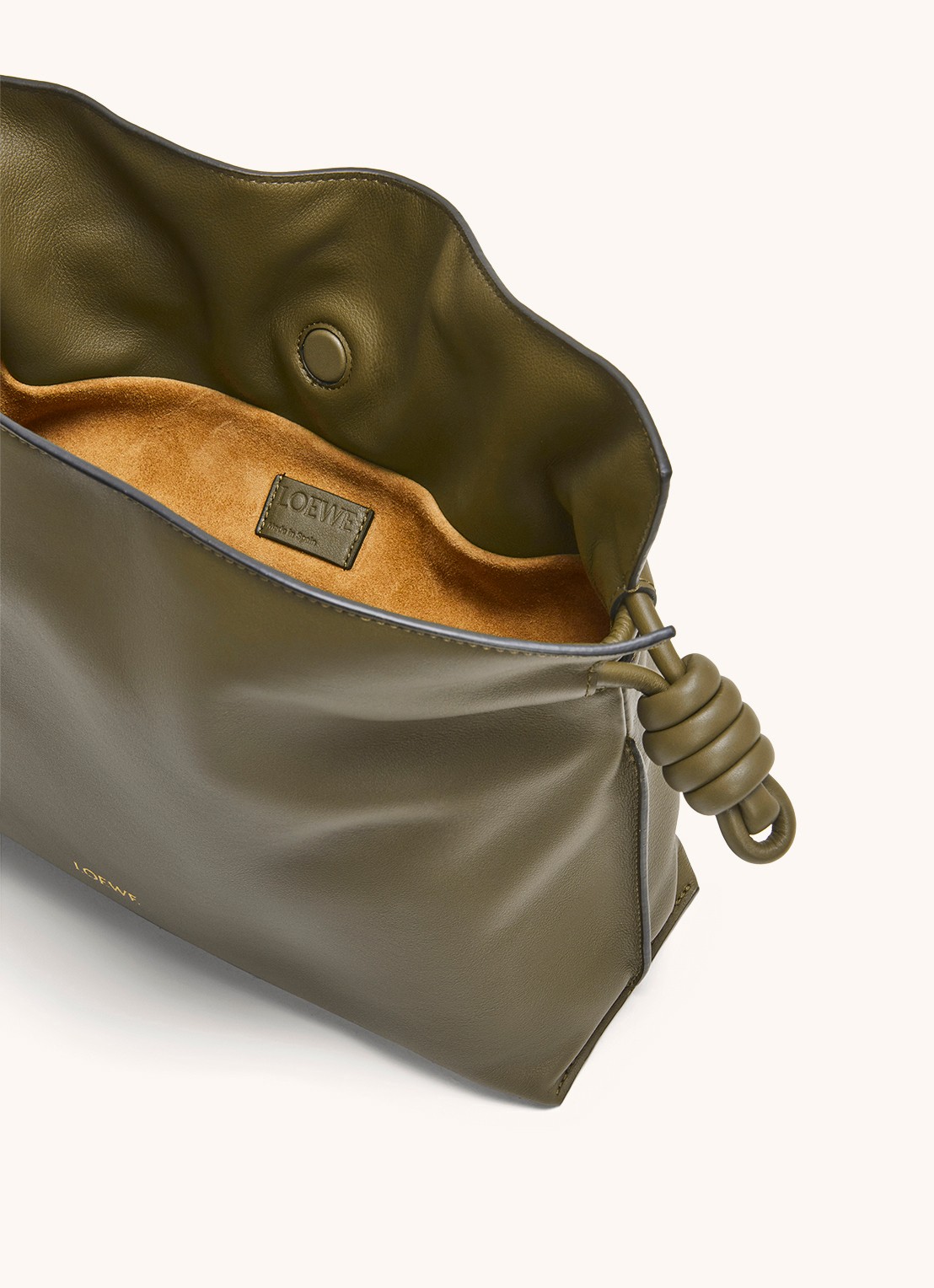 LOEWE Flamenco clutch van kalfsleer - detail 2 olijfgroen