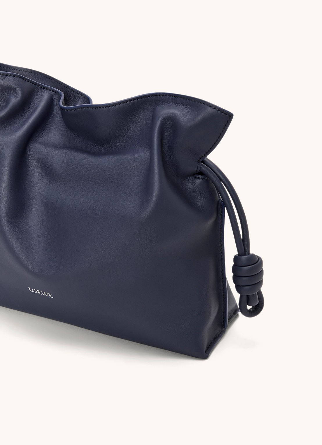 LOEWE Flamenco clutch van kalfsleer - detail 3 donkerblauw