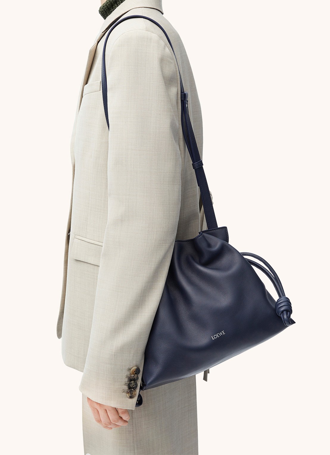 LOEWE Flamenco clutch van kalfsleer - detail 5 donkerblauw