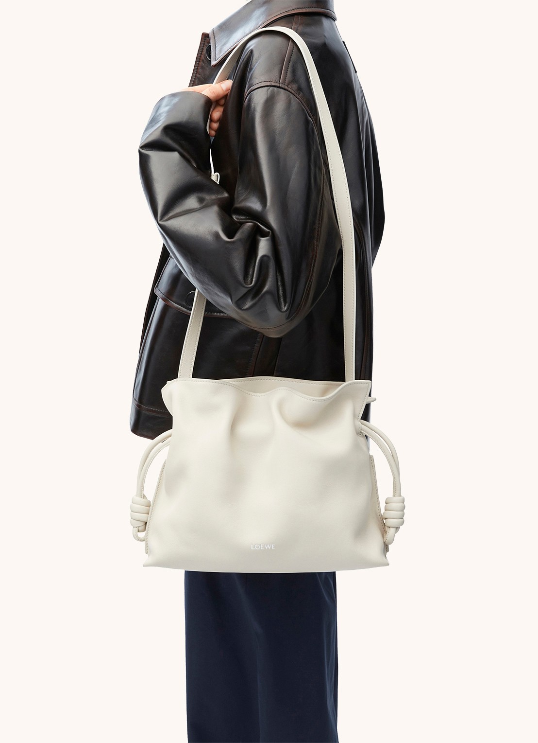LOEWE Flamenco clutch van kalfsleer - detail 8 beige