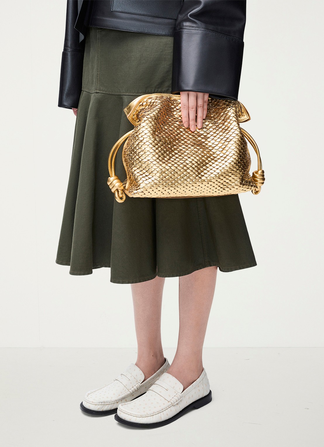 LOEWE Flamenco clutch van leer met metallic finish - detail 8 goud
