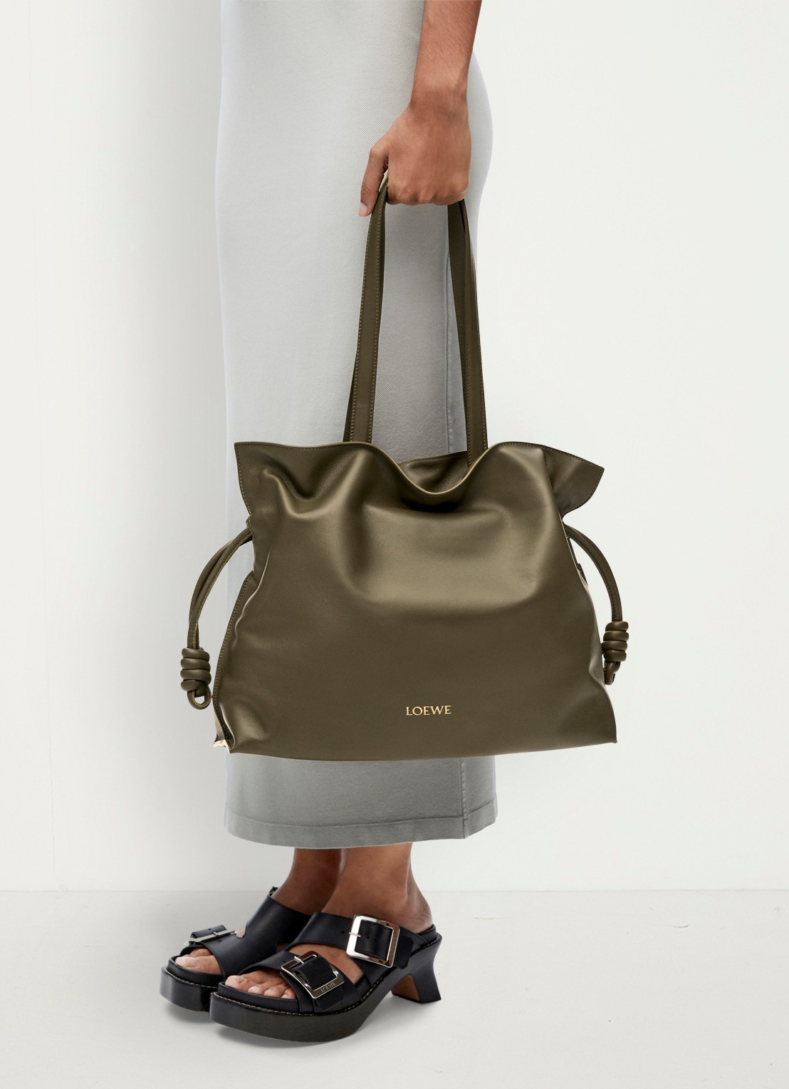LOEWE Flamenco Large clutch van kalfsleer - detail 7 donkerkhaki
