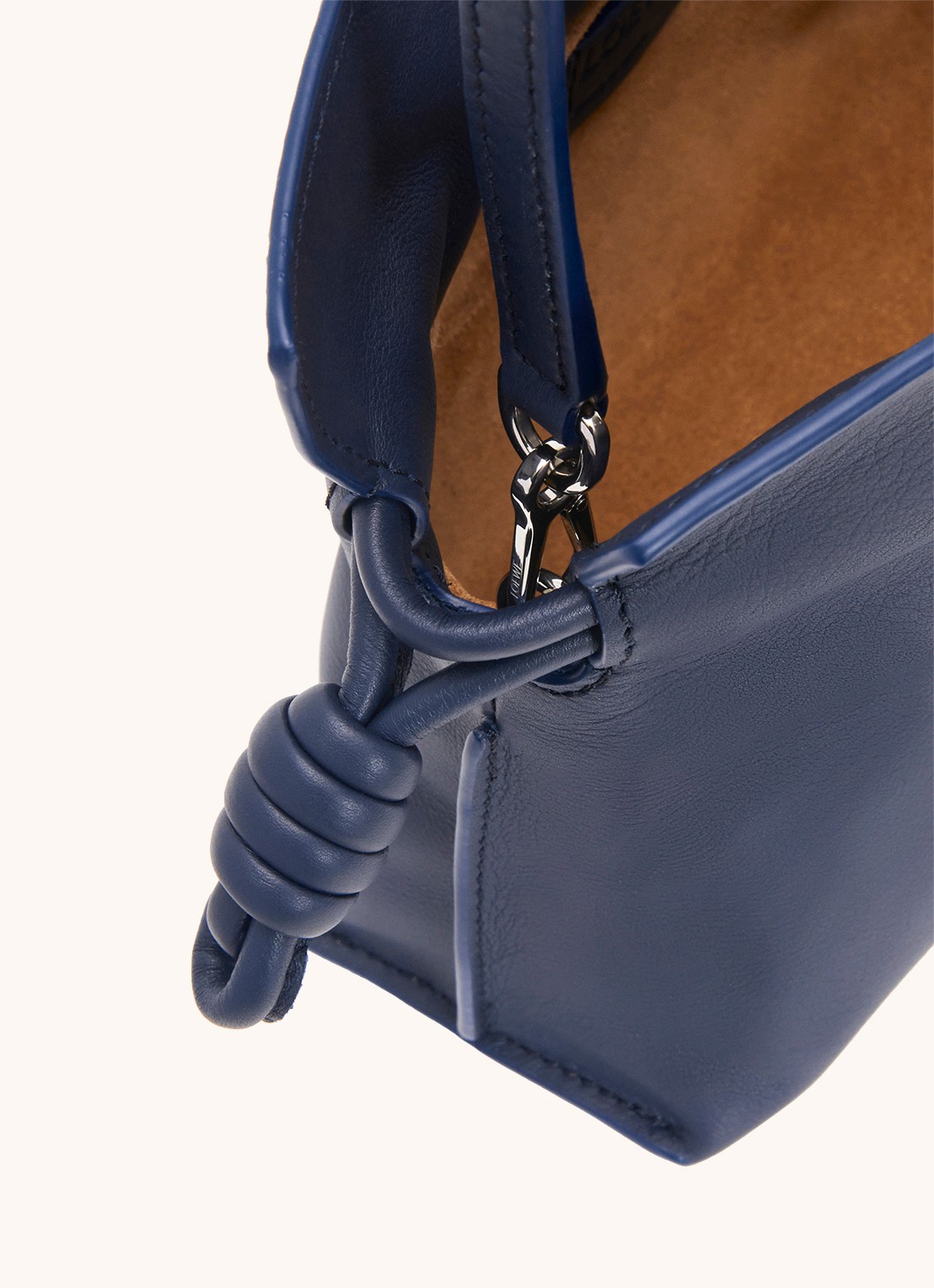 LOEWE Flamenco Mini clutch van kalfsleer - detail 5 donkerblauw