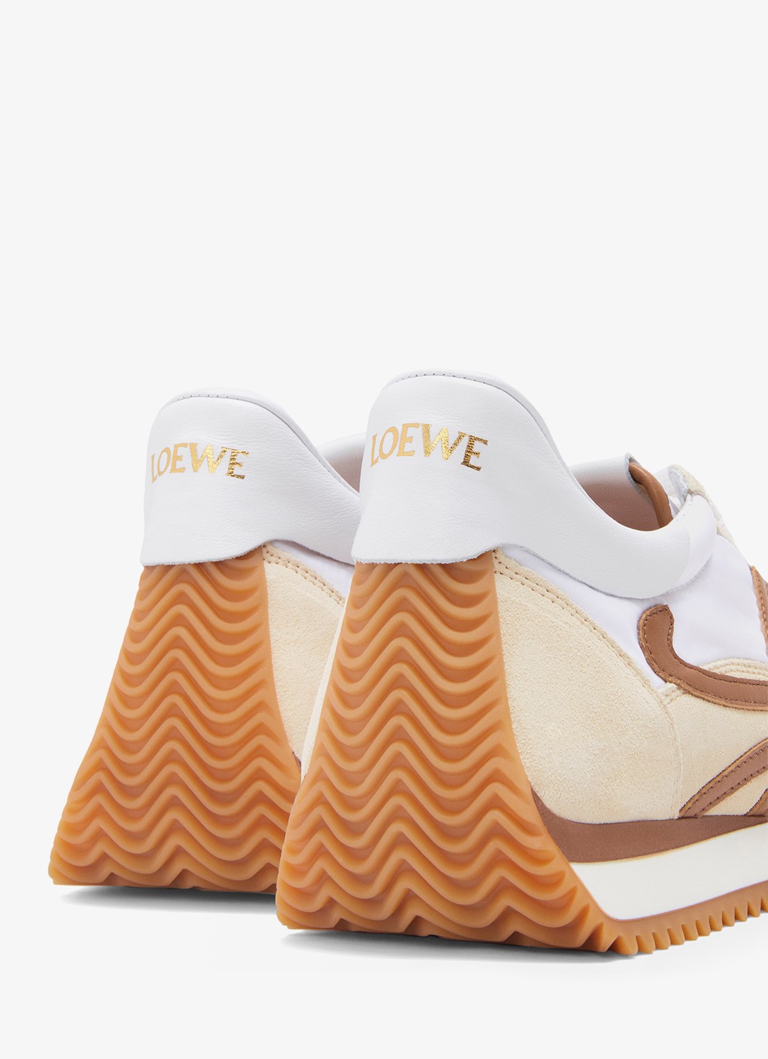 LOEWE Flow Runner 2.0 sneaker van kalfsleer met kalfssuède details - detail 4 beige