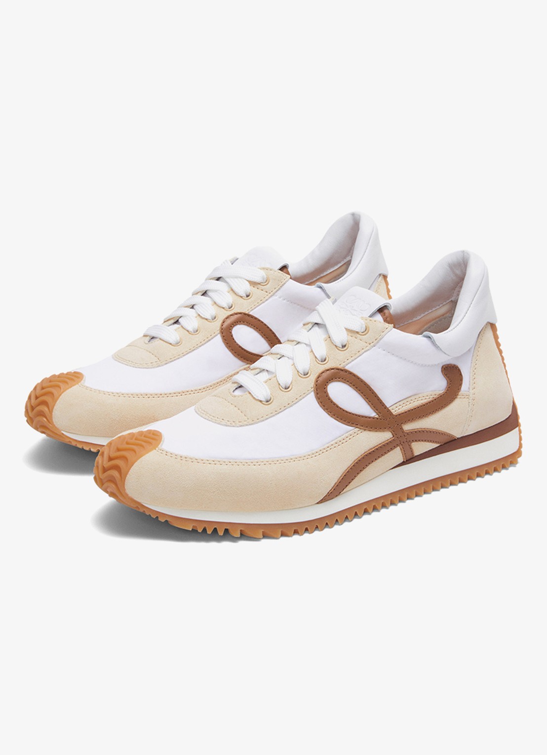 LOEWE Flow Runner 2.0 sneaker van kalfsleer met kalfssuède details - voorkant 2 beige