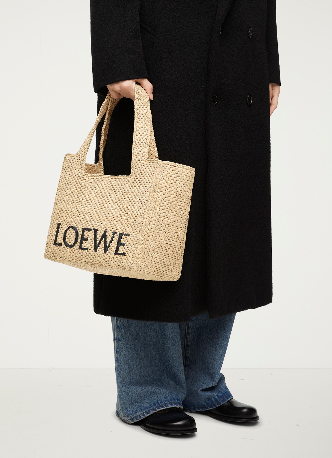 LOEWE Font Medium shopper van raffia met afneembare schouderriem - voorkant 2 beige