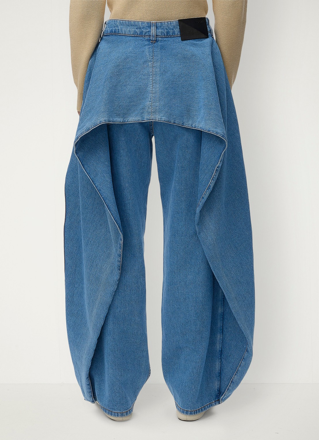 LOEWE High waist balloon fit jeans met medium wassing - achterkant indigo