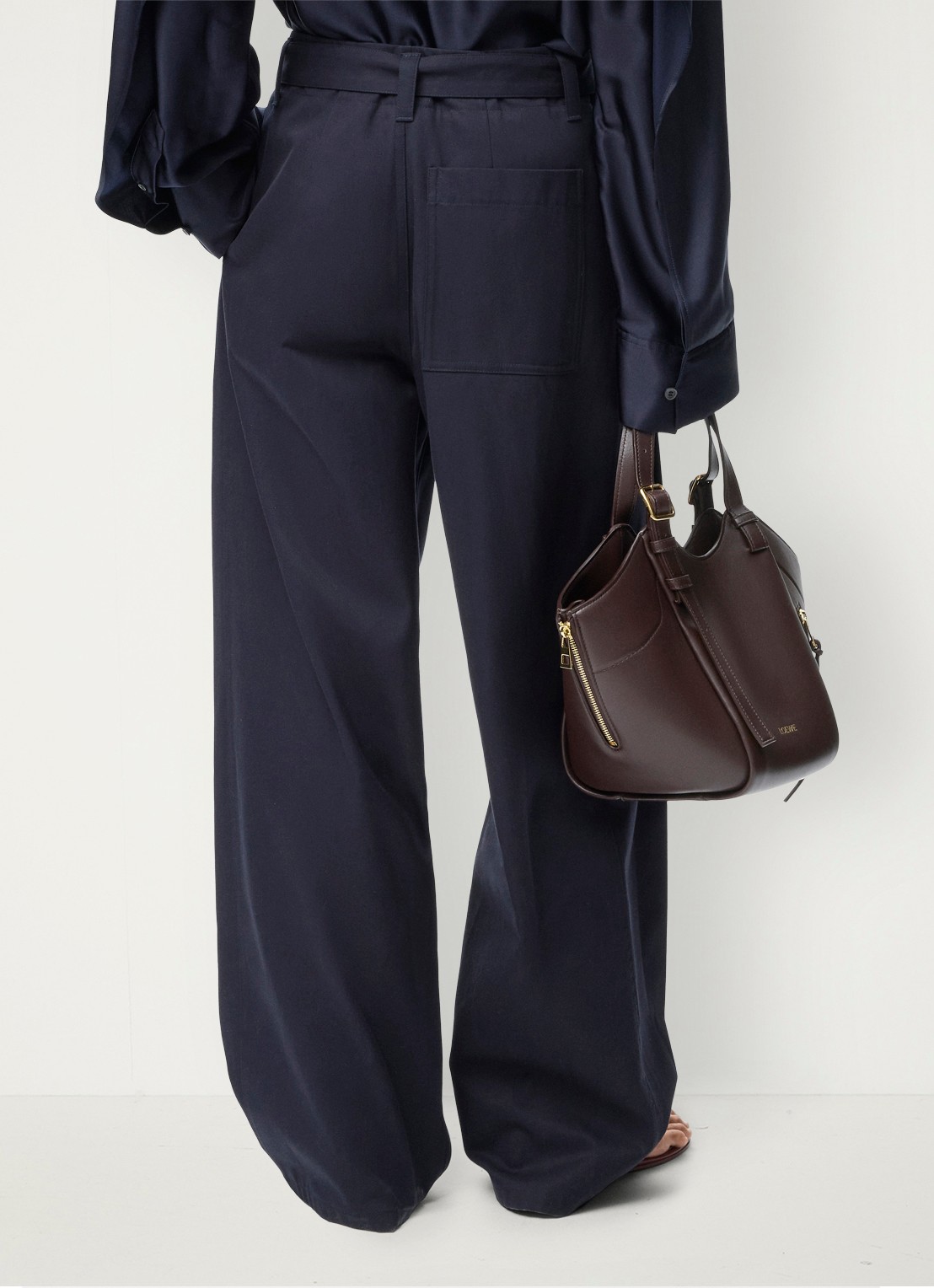 LOEWE High waist loose fit pantalon in zijdeblend met ceintuur - achterkant 5 donkerblauw