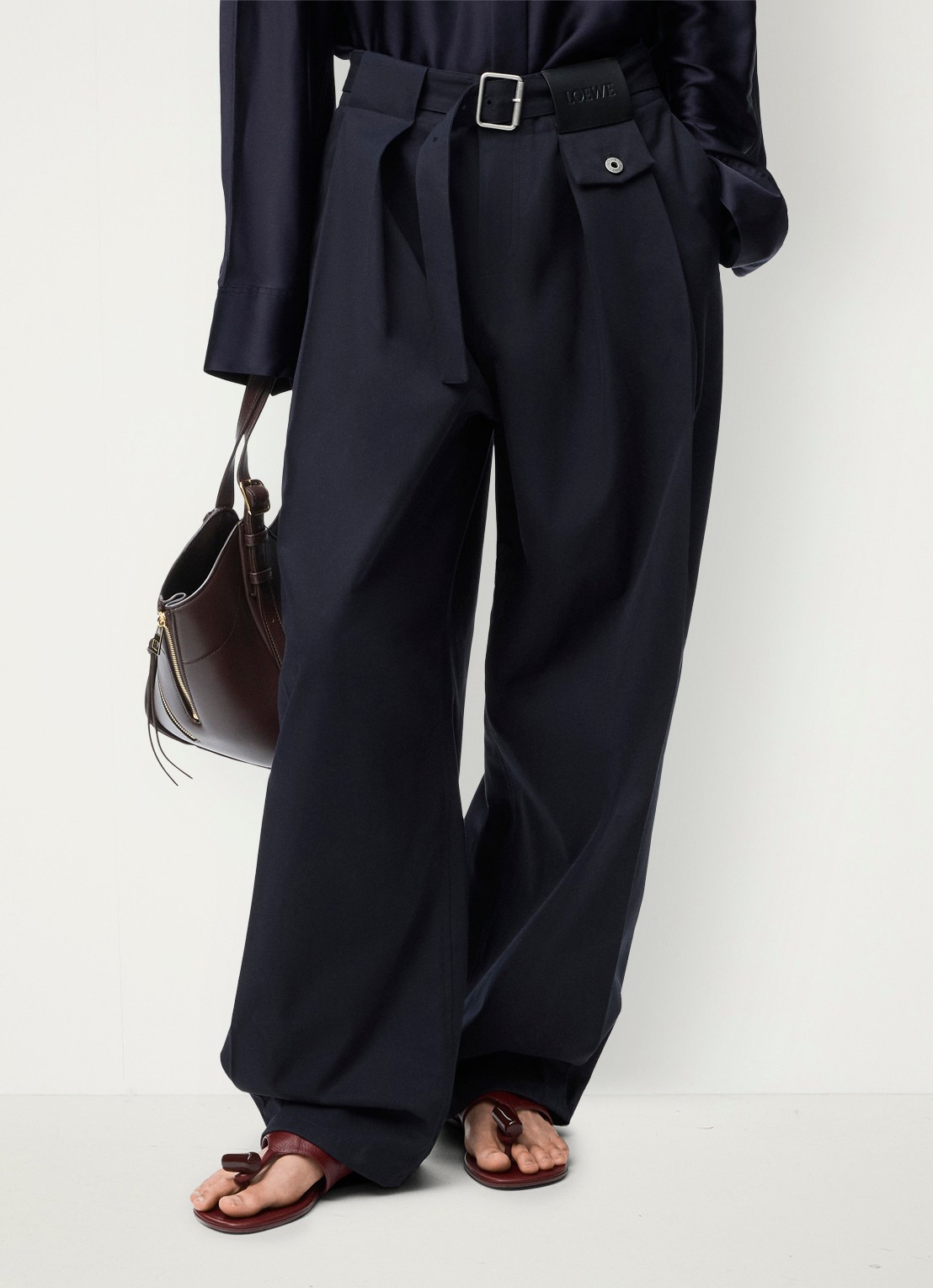 LOEWE High waist loose fit pantalon in zijdeblend met ceintuur - detail 3 donkerblauw