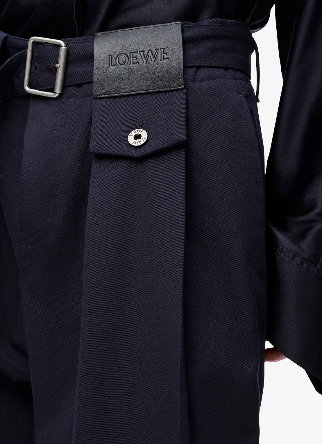 LOEWE High waist loose fit pantalon in zijdeblend met ceintuur - detail 4 donkerblauw