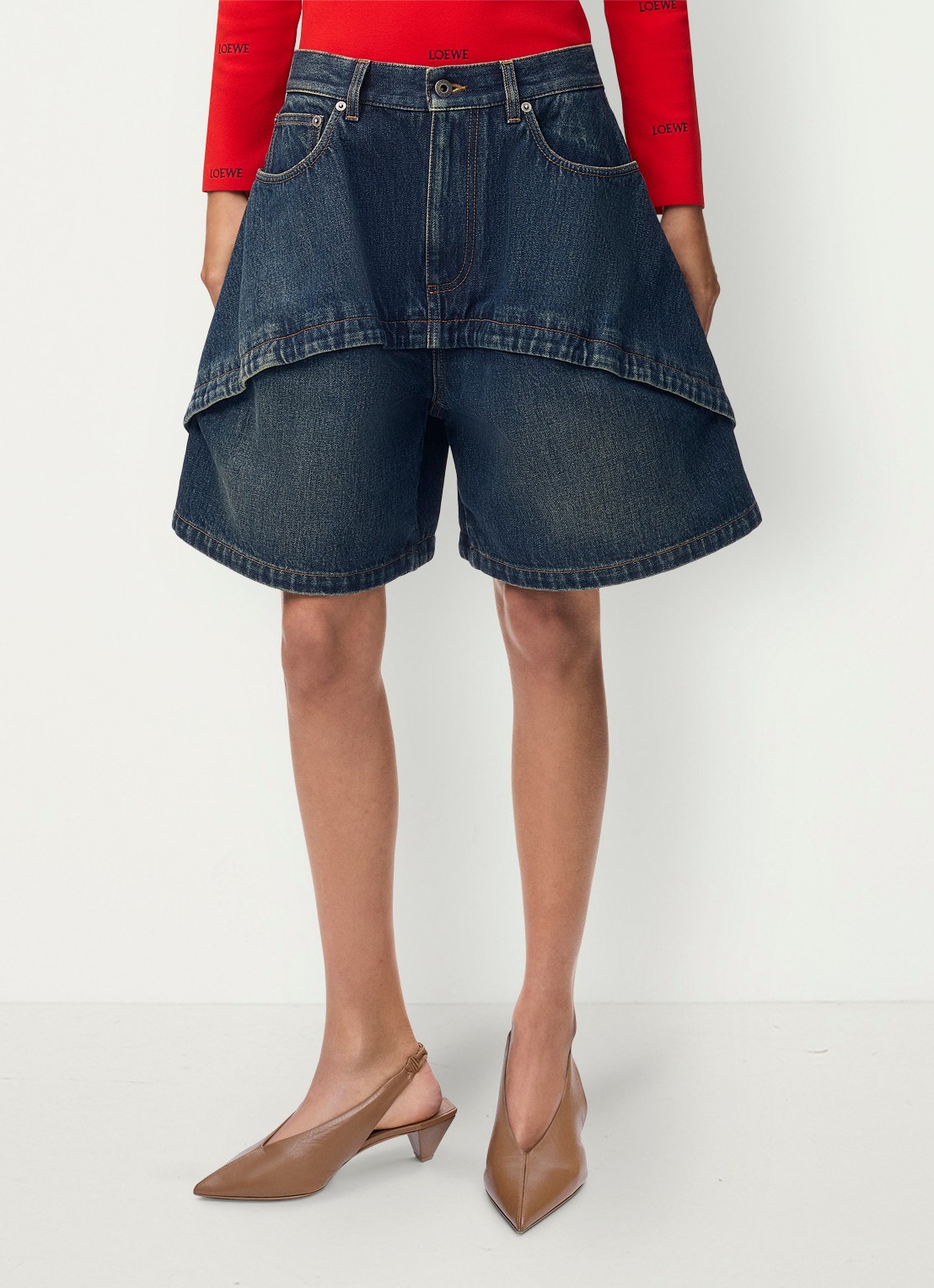 LOEWE High waist wide fit korte broek van denim met donkere wassing - detail donkerblauw