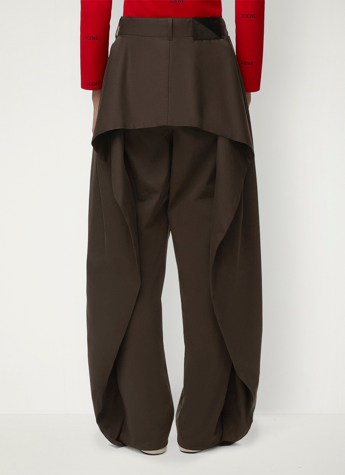 LOEWE High waist wide fit pantalon in zijdeblend met plooidetail - achterkant bruin