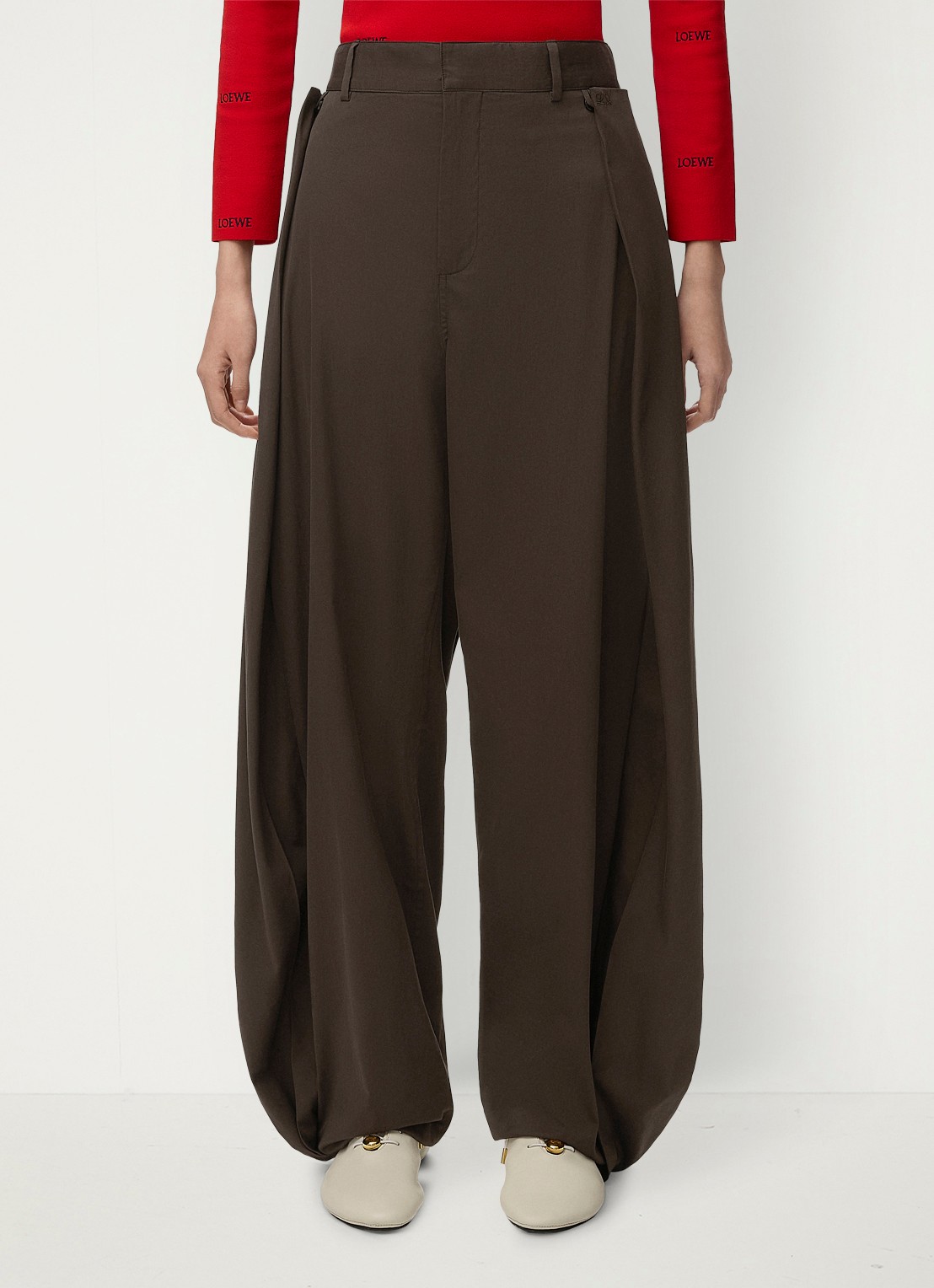 LOEWE High waist wide fit pantalon in zijdeblend met plooidetail - detail 4 bruin