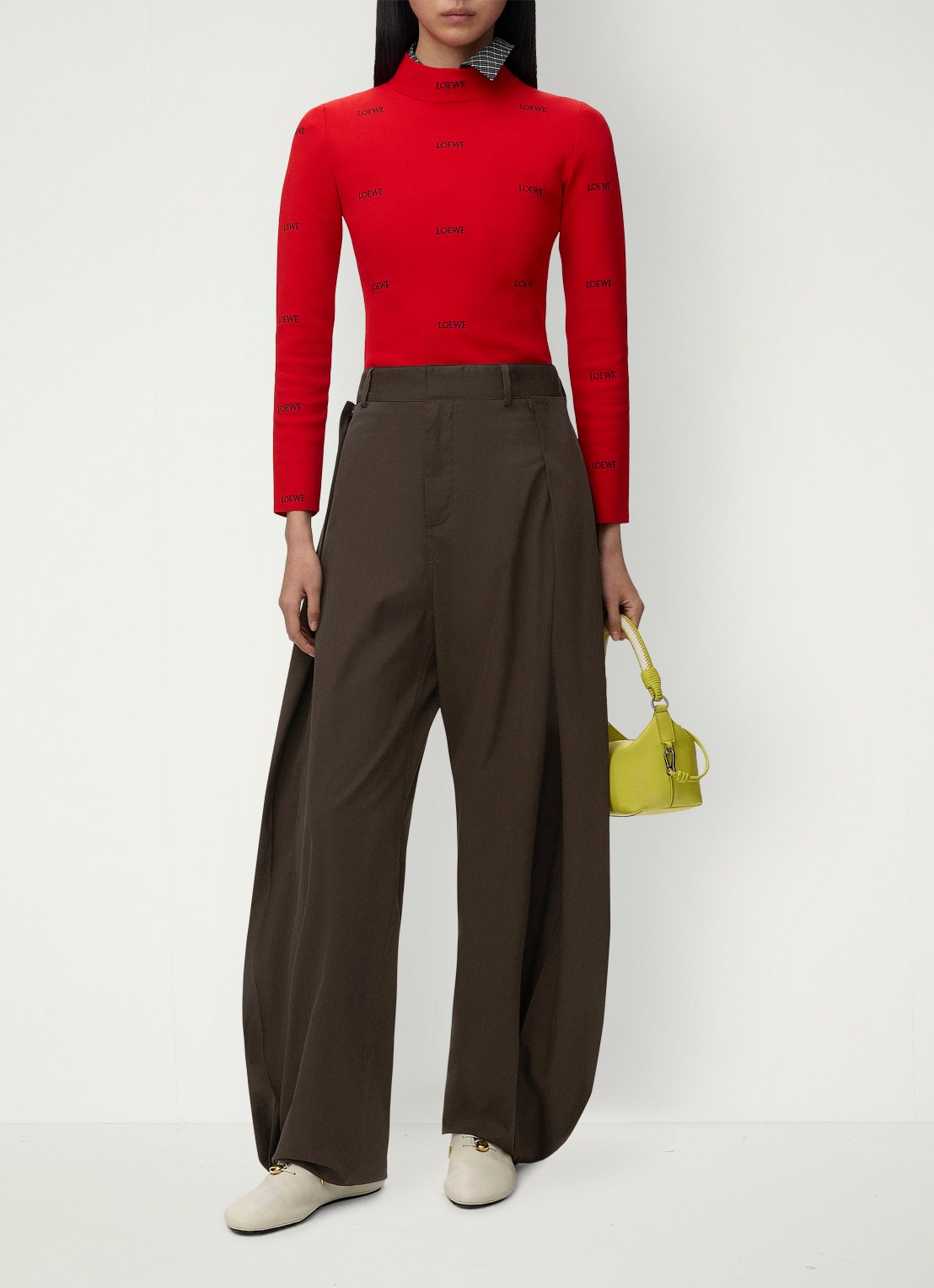 LOEWE High waist wide fit pantalon in zijdeblend met plooidetail - voorkant 3 bruin