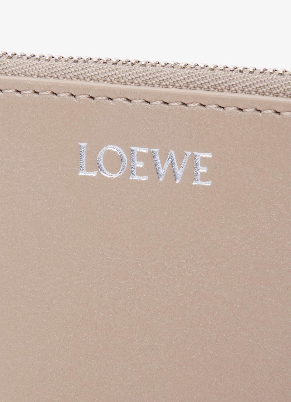 LOEWE Knot pasjeshouder van kalfsleer - detail 2 zand