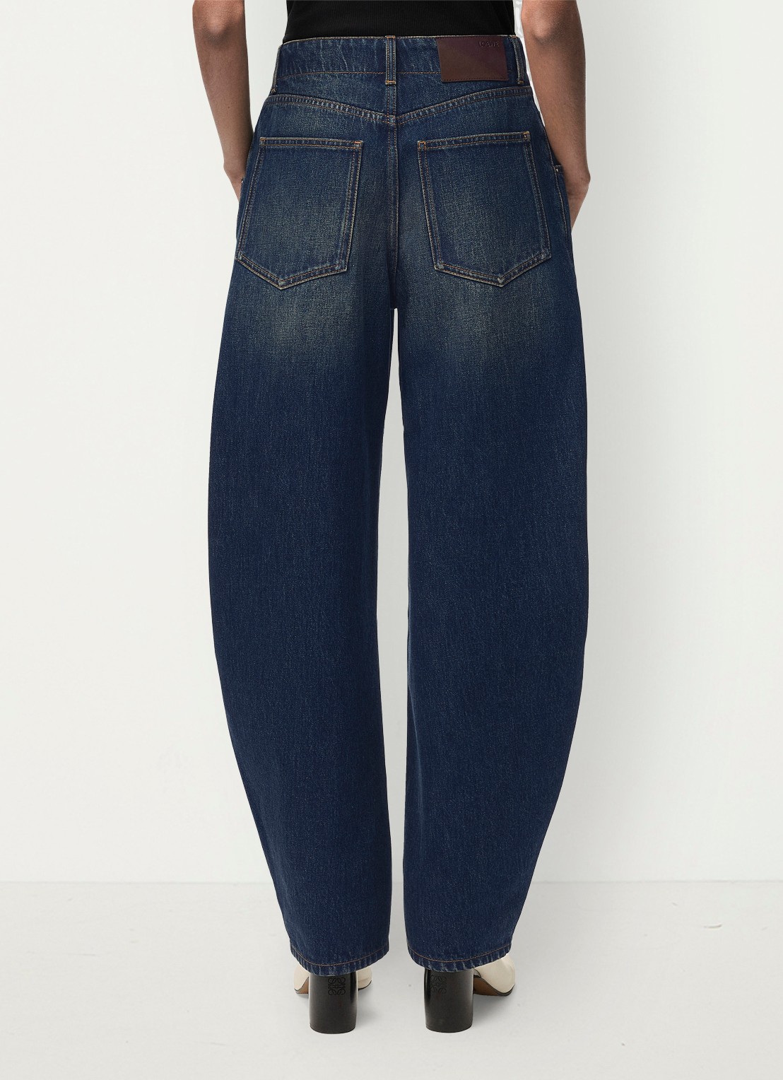 LOEWE Mid waist balloon jeans met donkere wassing - achterkant 3 donkerblauw