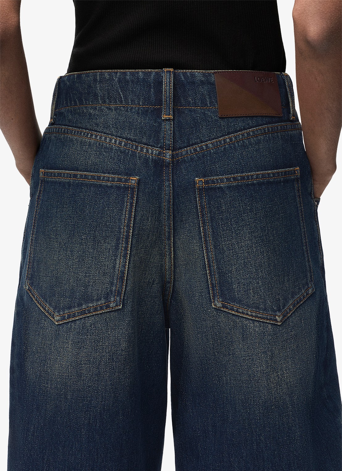 LOEWE Mid waist balloon jeans met donkere wassing - detail 5 donkerblauw