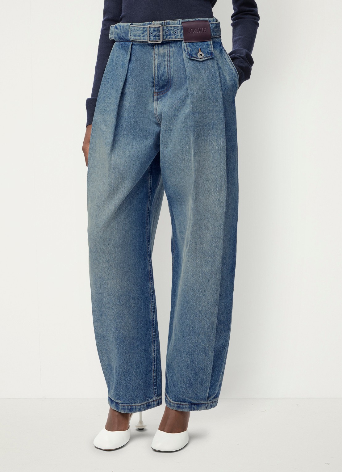 LOEWE Mid waist loose fit jeans met ceintuur - detail 3 indigo