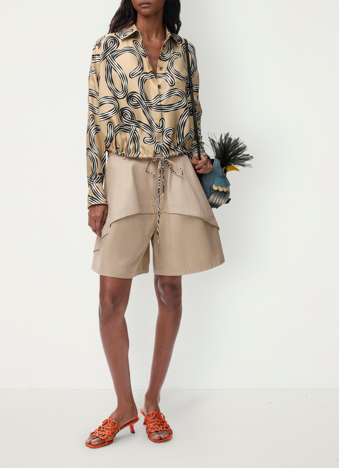 LOEWE Mid waist wide fit korte broek met steekzakken - voorkant 5 beige
