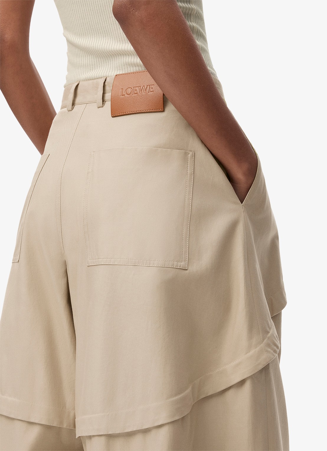 LOEWE Mid waist wide fit pantalon met steekzakken - detail 5 beige