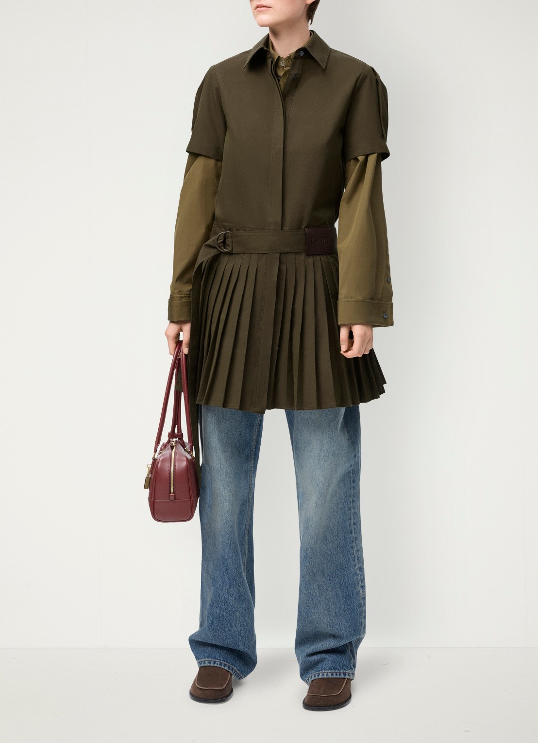 LOEWE Mini blousejurk met ceintuur en plissé - voorkant 2 khaki