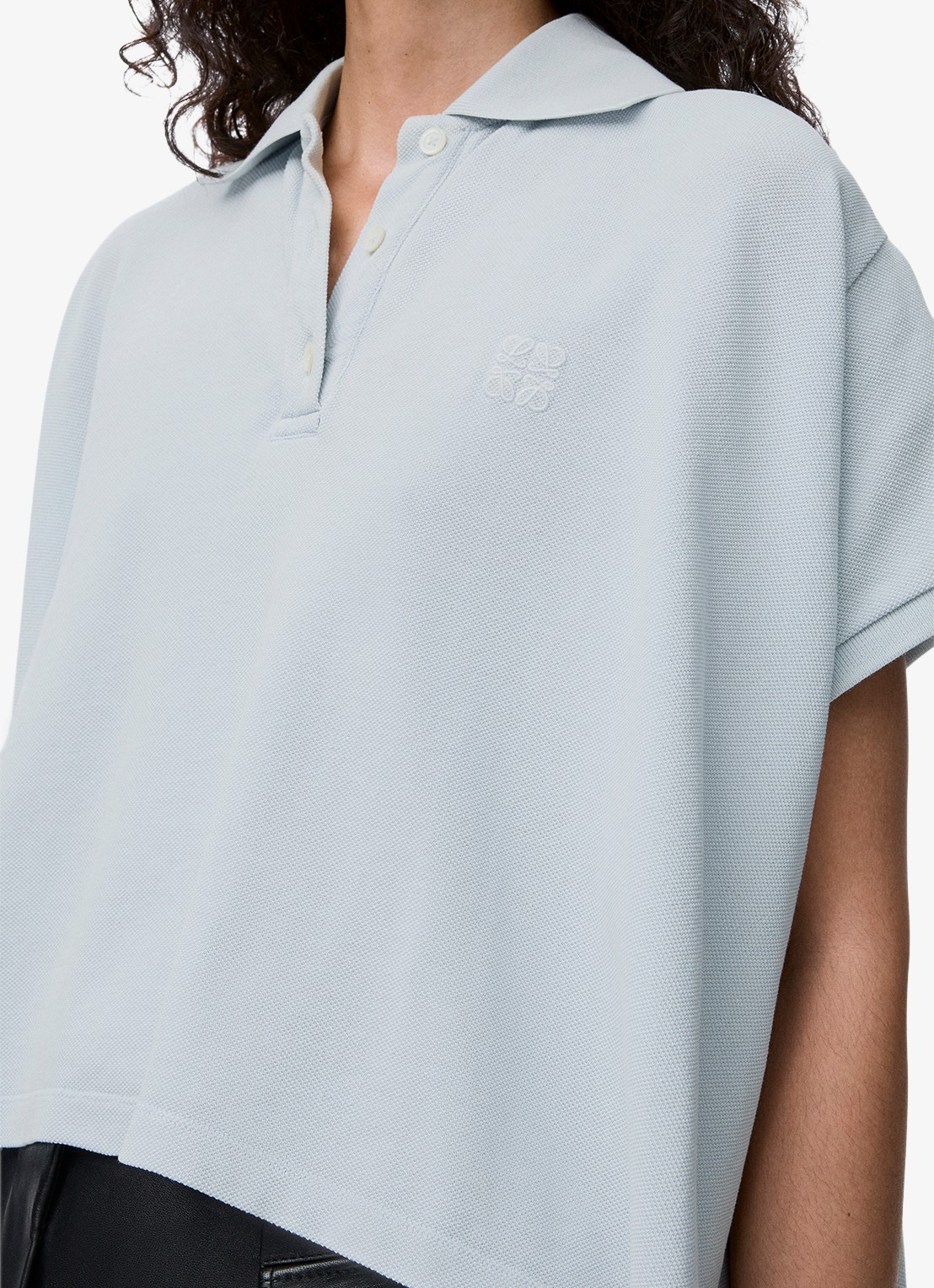 LOEWE Oversized polo met logoborduring en asymmetrische zoom - detail 4 lichtblauw