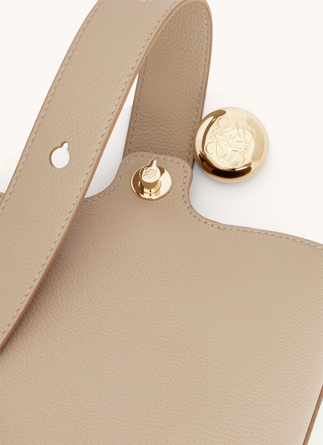 LOEWE Pebble Bucket Mini crossbodytas van kalfsleer - detail 6 beige