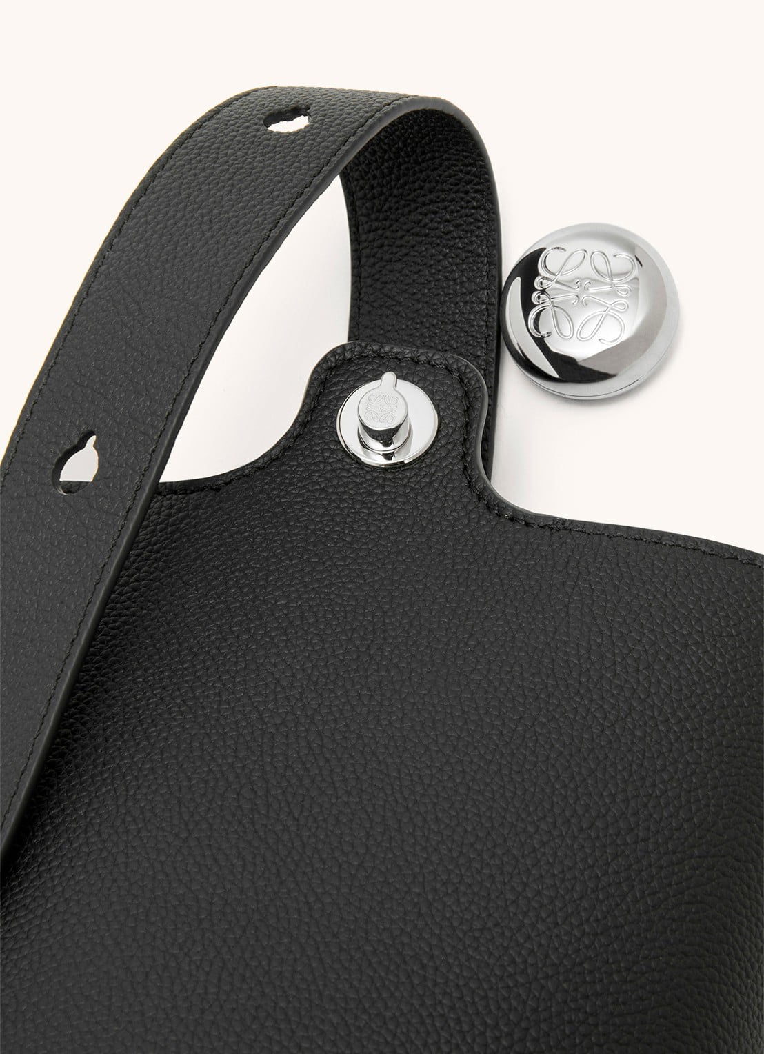 LOEWE Pebble Bucket Mini crossbodytas van kalfsleer - detail 5 zwart