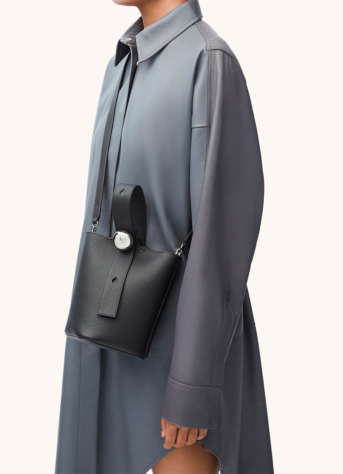 LOEWE Pebble Bucket Mini crossbodytas van kalfsleer - detail 7 zwart