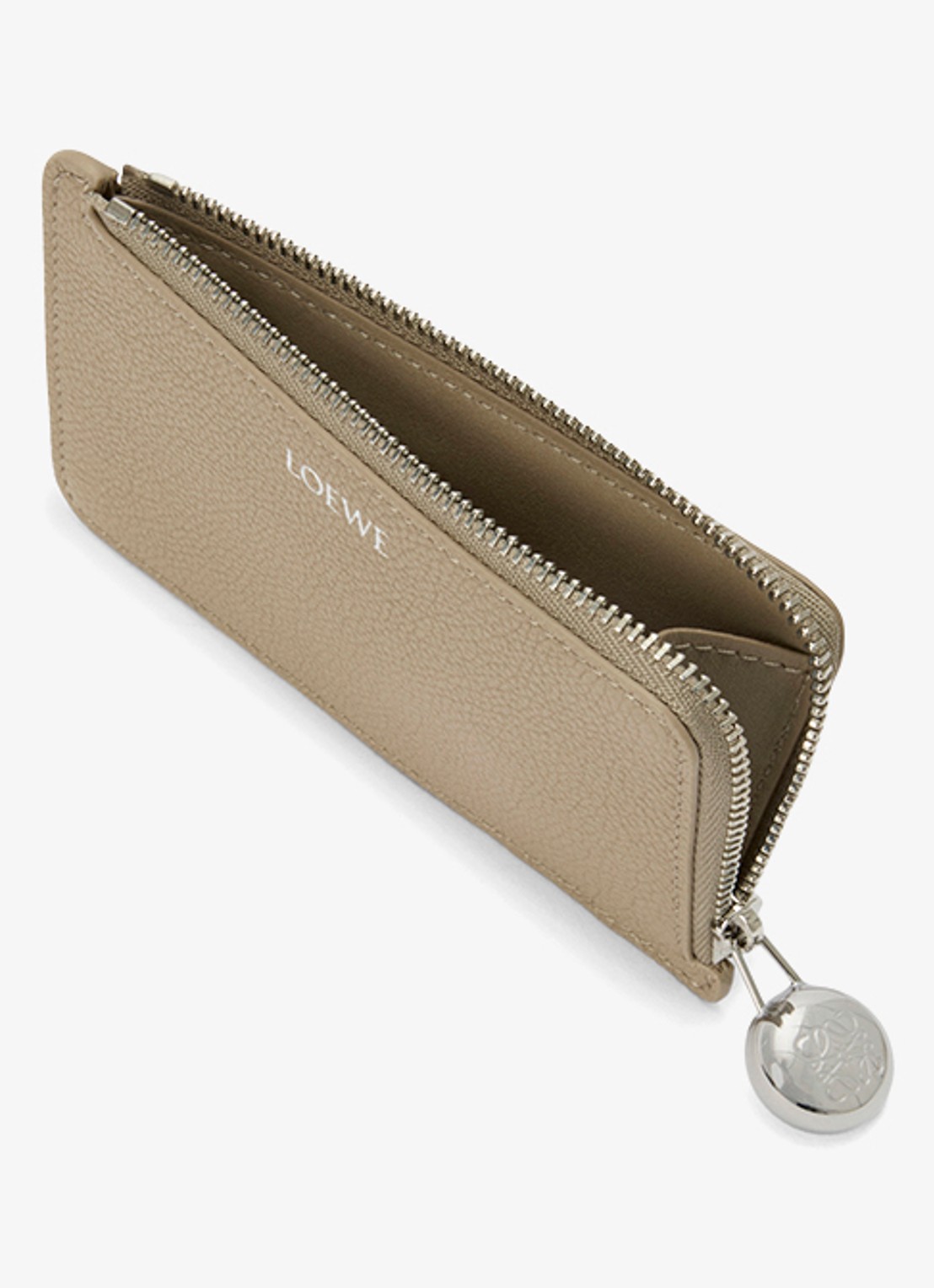LOEWE Pebble pasjeshouder van kalfsleer - detail 3 zand