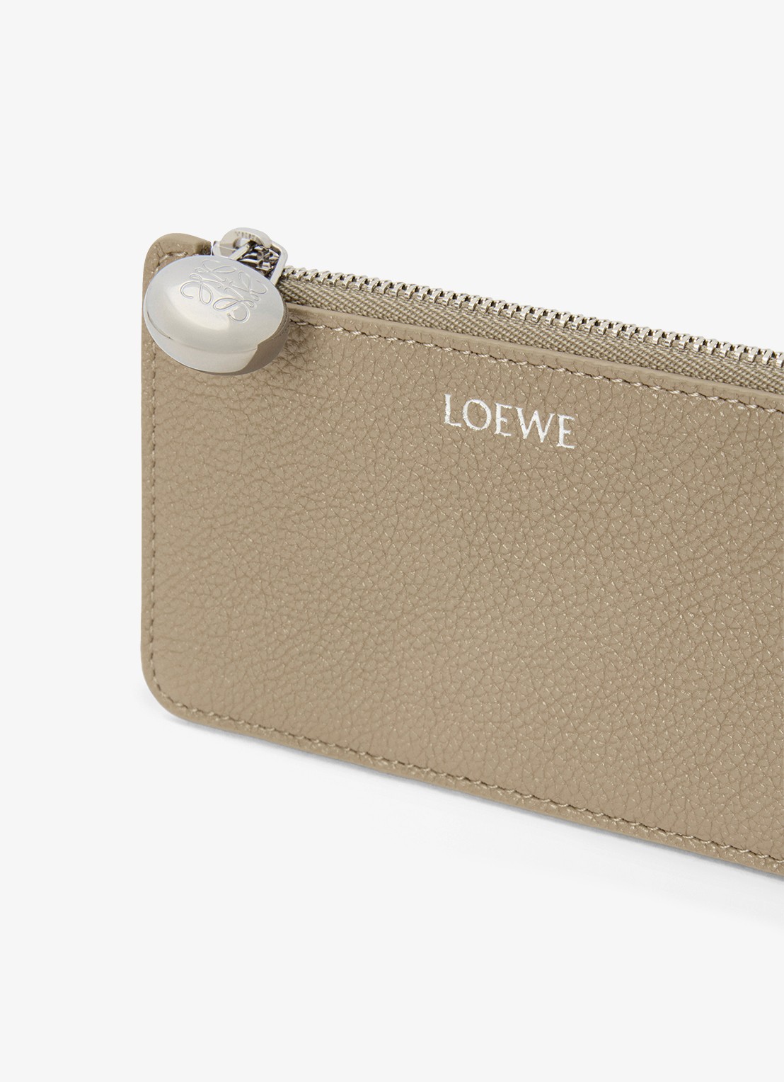LOEWE Pebble pasjeshouder van kalfsleer - detail 4 zand