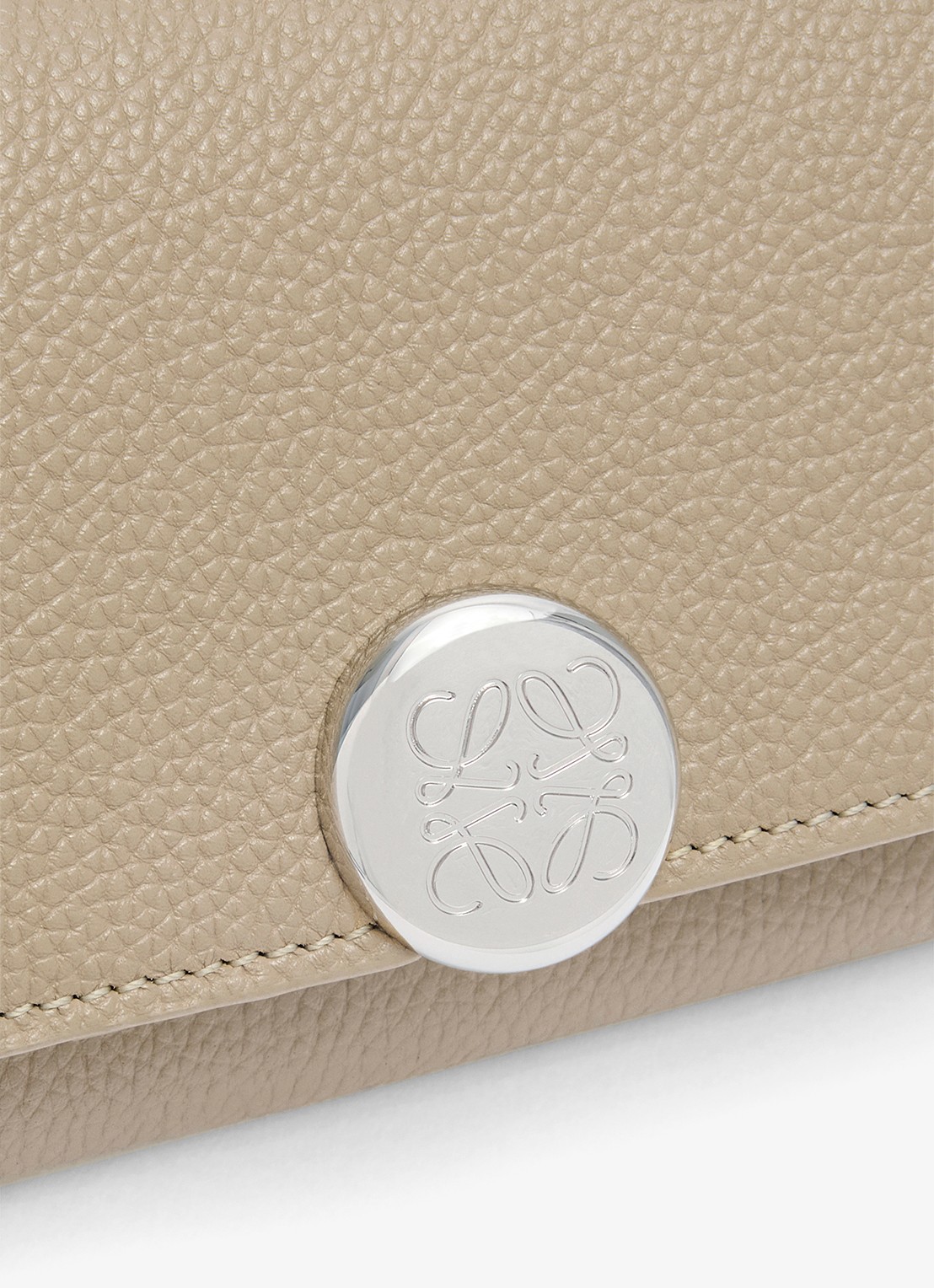 LOEWE Pebble portemonnee van kalfsleer - detail 3 zand