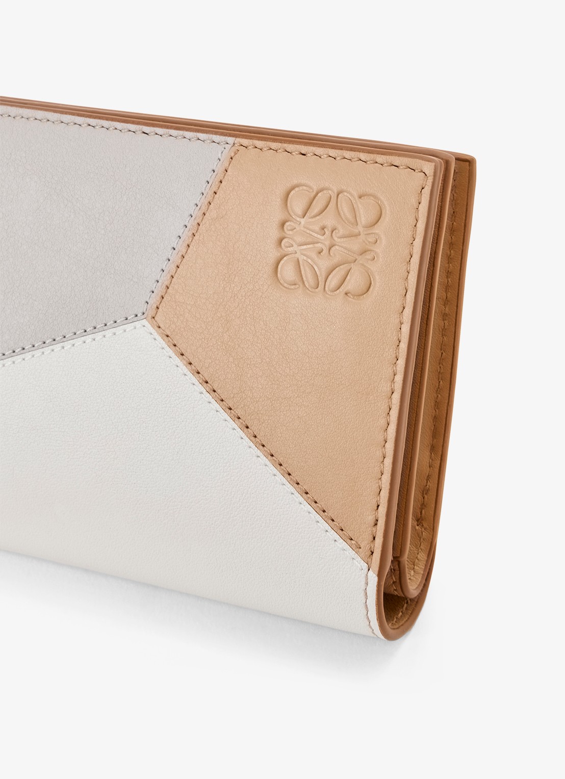 LOEWE Puzzle Compact portemonnee van kalfsleer - detail 4 gebroken wit